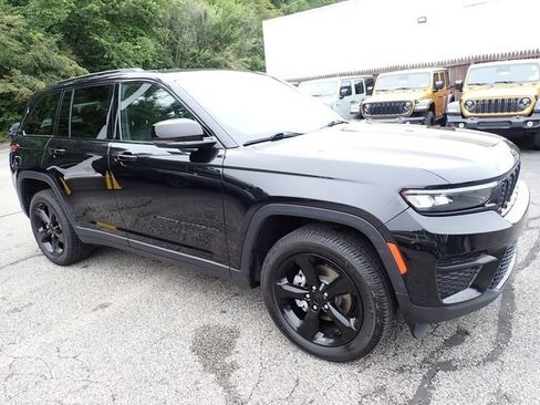 Certified 2023 Jeep Grand Cherokee Altitude AWD/4WD image 9