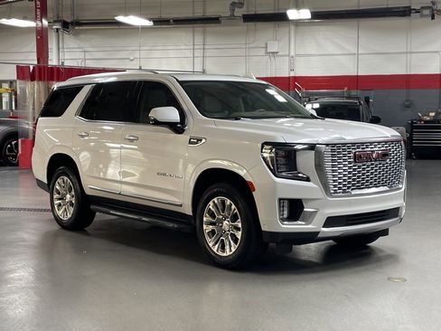 Used 2024 GMC Yukon Denali w/ Advanced Technology Package AWD/4WD image 2