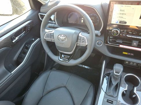 New 2026 Toyota Highlander Limited AWD/4WD image 17