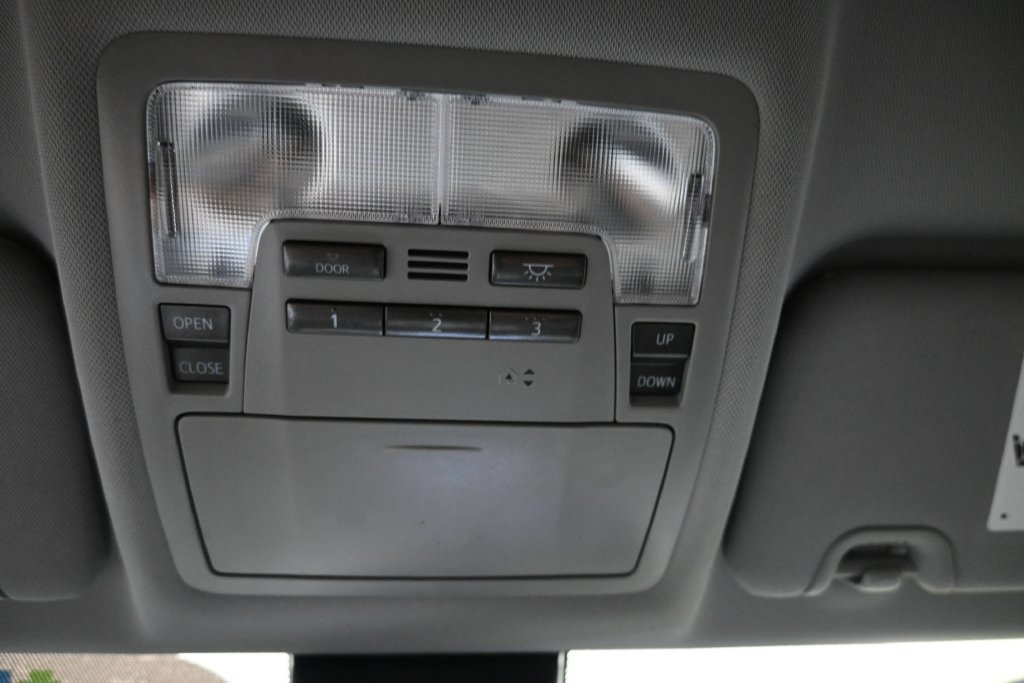 Used 2019 Toyota Highlander SE AWD/4WD image 23