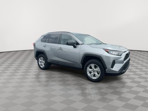 Used 2021 Toyota RAV4 LE AWD/4WD image 2