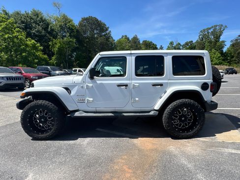 Used 2018 Jeep Wrangler Unlimited Sahara w/ Cold Weather Group AWD/4WD image 8