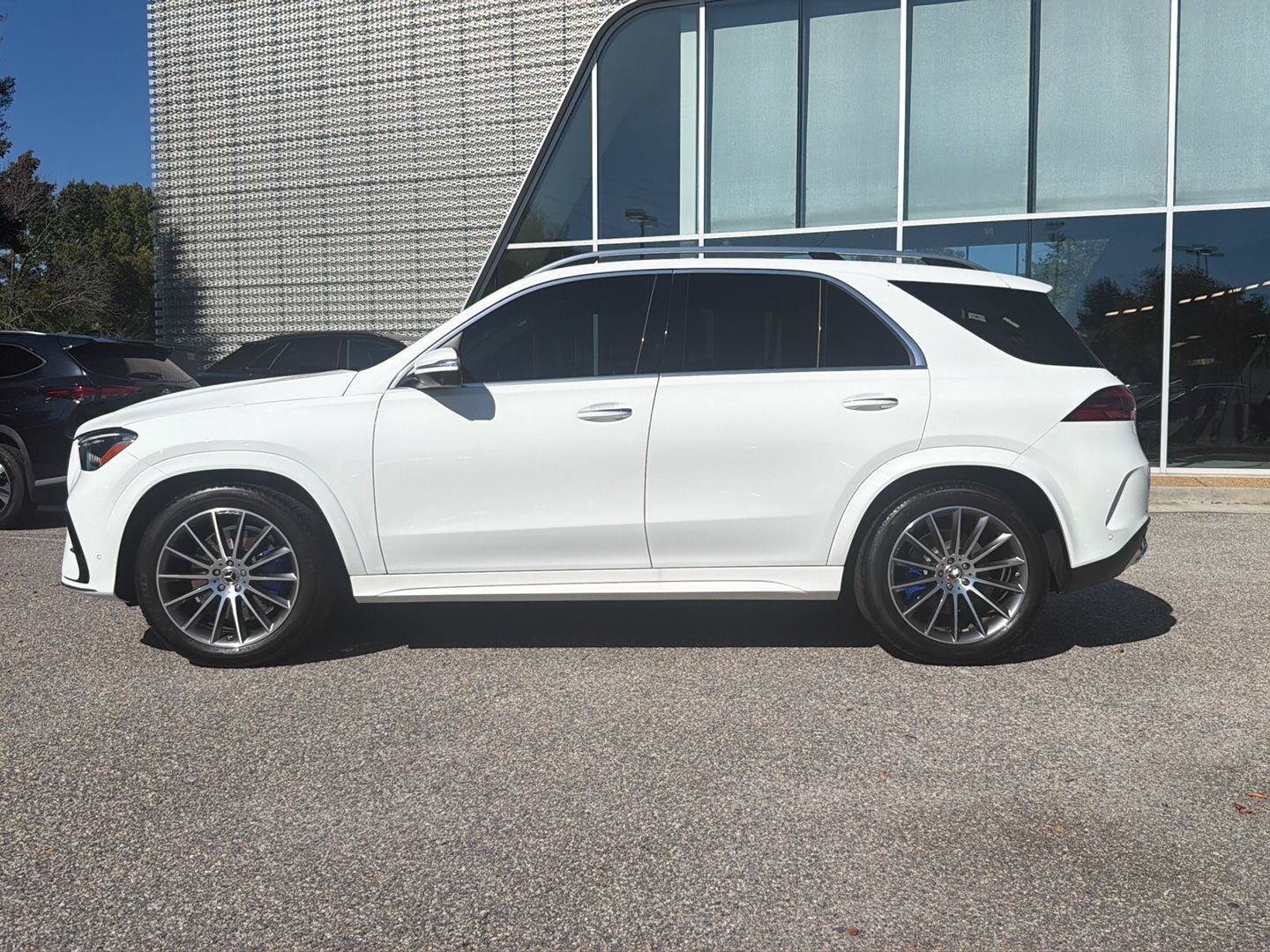 Used 2025 Mercedes-Benz GLE 450 4MATIC w/ AMG Line Exterior image 3