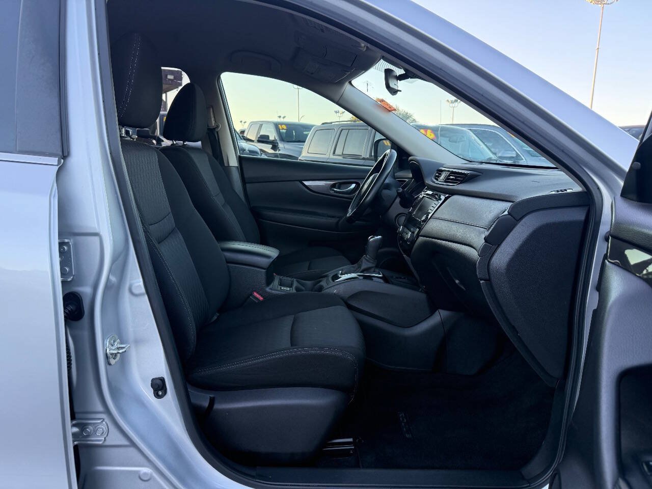 Used 2020 Nissan Rogue SV w/ Premium Package FWD image 14
