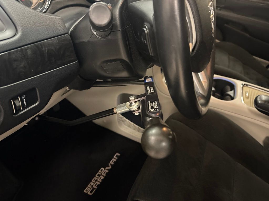 Used 2015 Dodge Grand Caravan SXT w/ UConnect Hands-Free Group FWD image 19