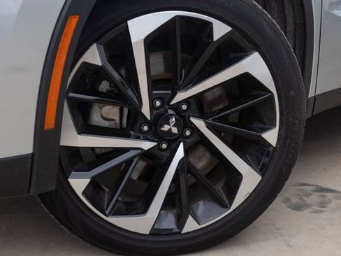 Used 2023 Mitsubishi Outlander SE image 2