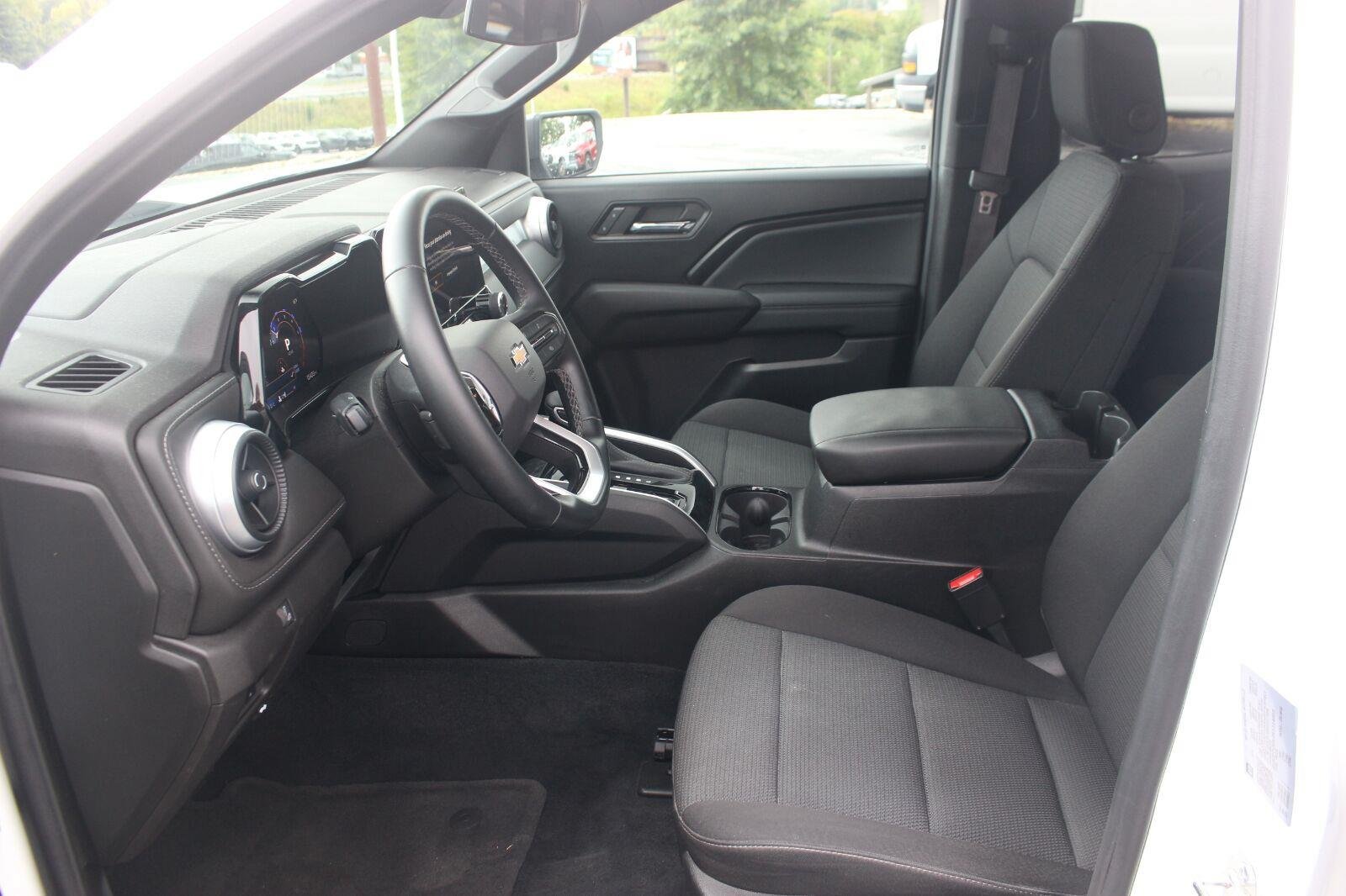 Used 2024 Chevrolet Colorado LT AWD/4WD image 16