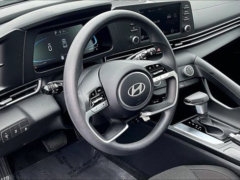 Certified 2025 Hyundai Elantra SE FWD image 9