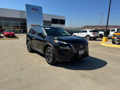 Used 2024 Nissan Rogue SV image 3