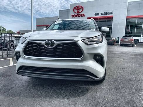 Used 2024 Toyota Highlander XLE AWD/4WD image 3
