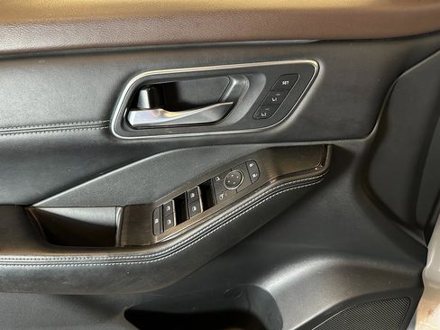 Used 2021 Nissan Rogue Platinum image 16