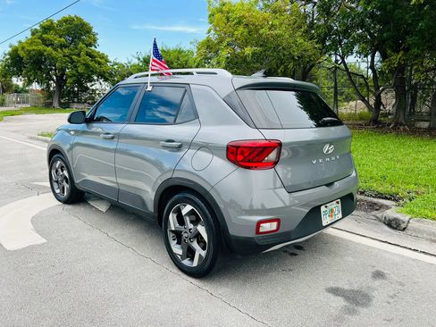 Used 2022 Hyundai Venue SEL FWD image 3