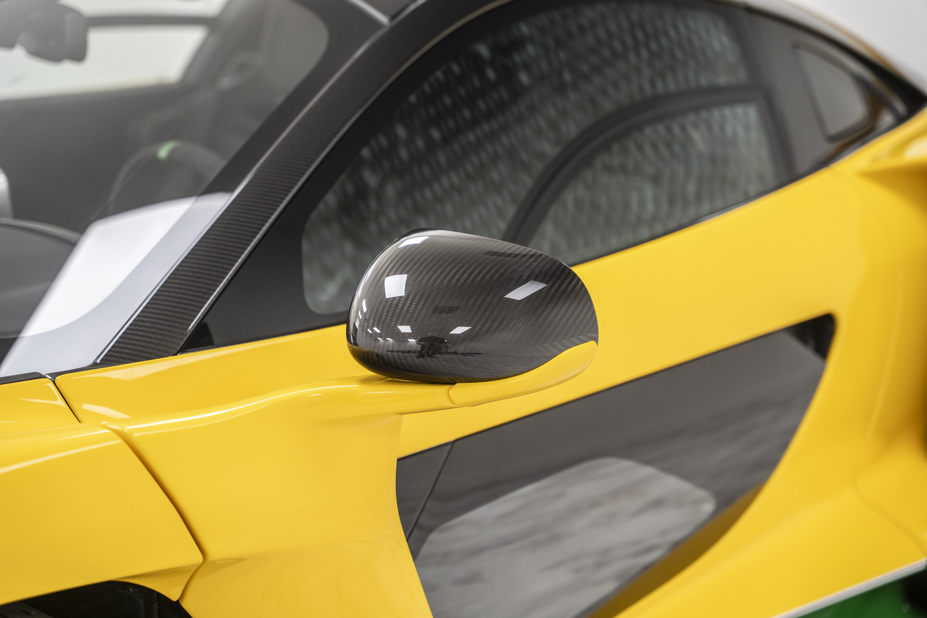 Used 2019 McLaren Senna RWD image 11