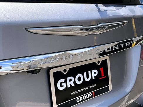 Used 2016 Chrysler Town & Country Touring FWD image 28