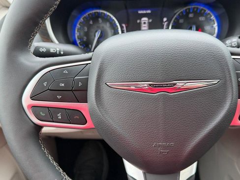 Used 2024 Chrysler Pacifica Limited FWD image 30