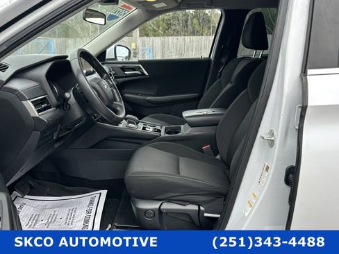 Used 2023 Mitsubishi Outlander ES image 11