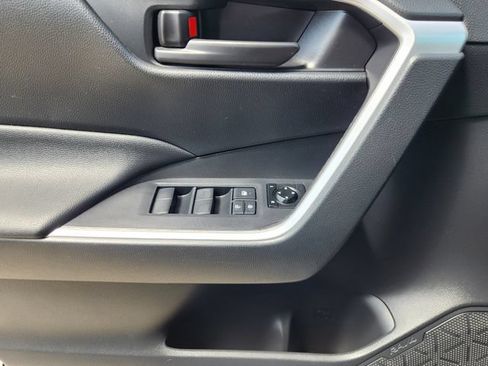 Used 2019 Toyota RAV4 LE FWD image 21