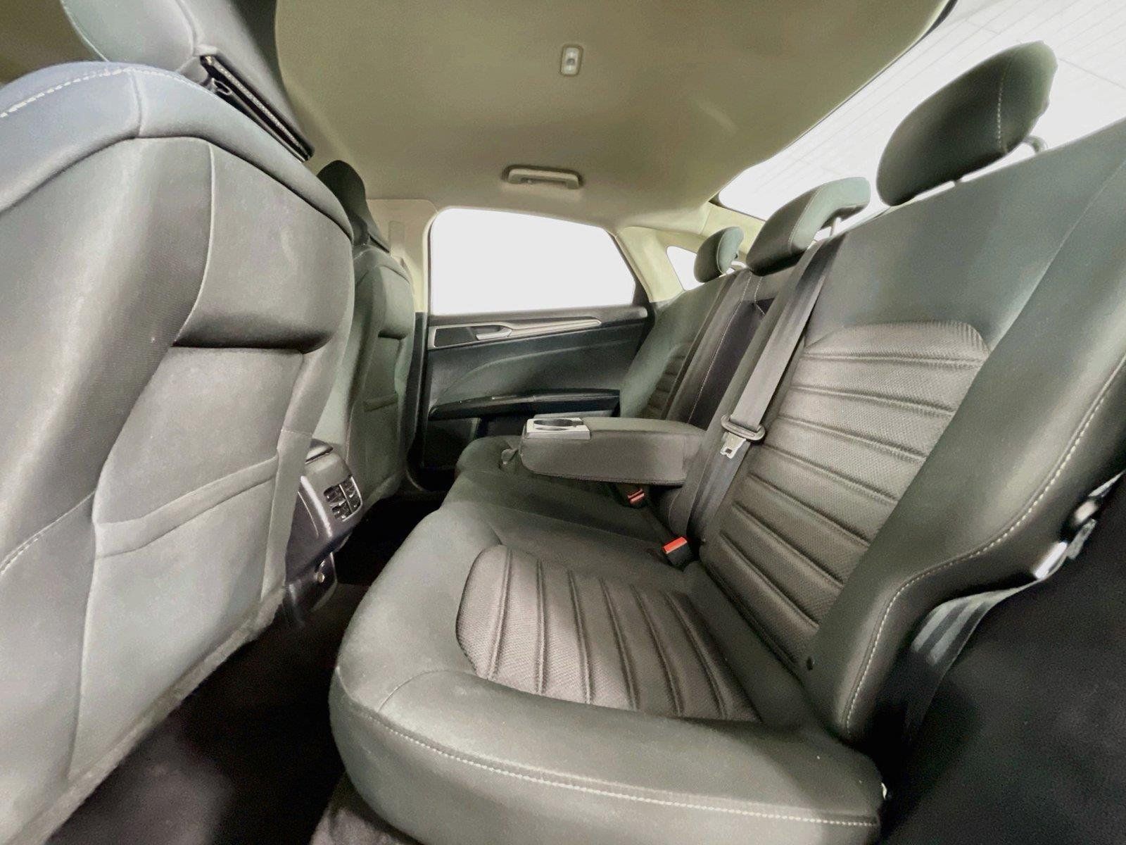 Used 2019 Ford Fusion SE FWD image 25