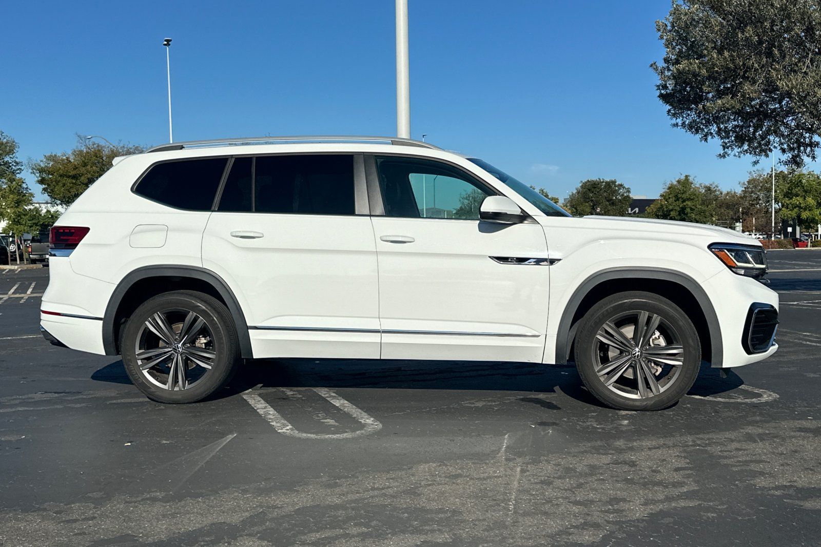 Used 2022 Volkswagen Atlas SEL R-Line AWD/4WD image 3