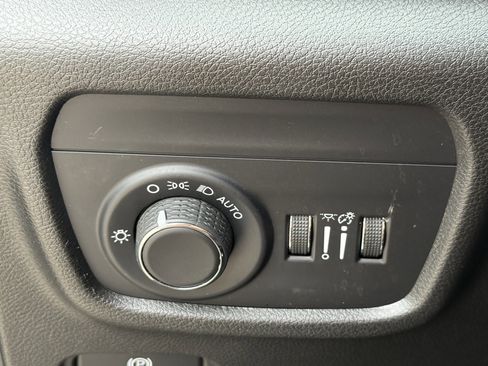 Used 2023 Jeep Grand Cherokee L Laredo image 25