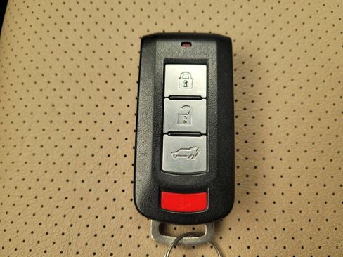 Used 2017 Mitsubishi Outlander SEL image 32