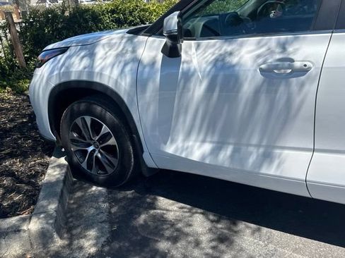 Used 2023 Toyota Highlander XLE AWD/4WD image 10