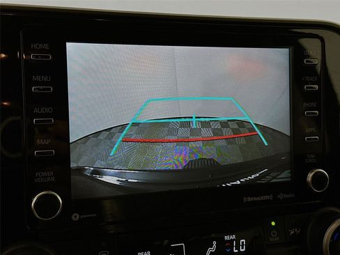 Used 2022 Toyota Highlander XLE AWD/4WD image 6