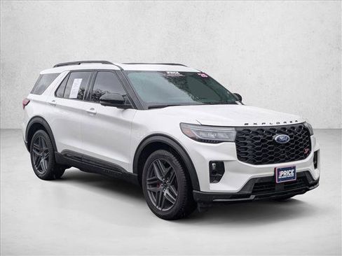 Used 2025 Ford Explorer ST image 3