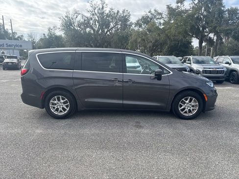 Used 2023 Chrysler Pacifica Touring-L image 3