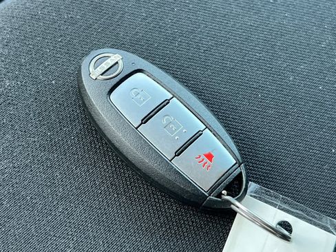 Used 2023 Nissan Titan SV image 23