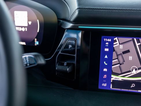 Certified 2025 Porsche Macan 4S Electric AWD/4WD image 30