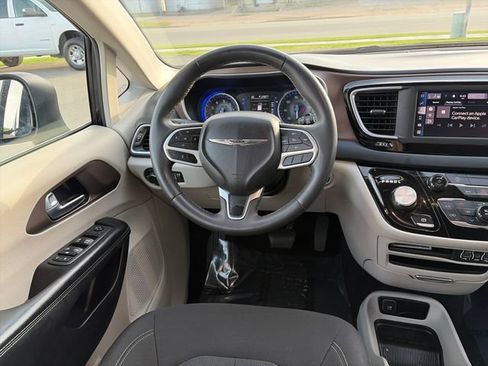 Used 2022 Chrysler Voyager LX FWD image 30