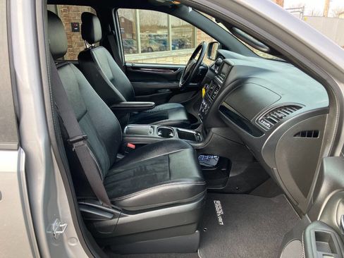 Used 2017 Dodge Grand Caravan SXT w/ Blacktop Package image 13
