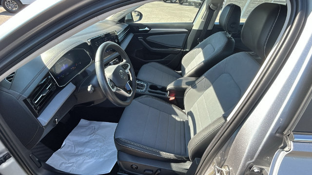 Used 2025 Volkswagen Jetta SE FWD image 17