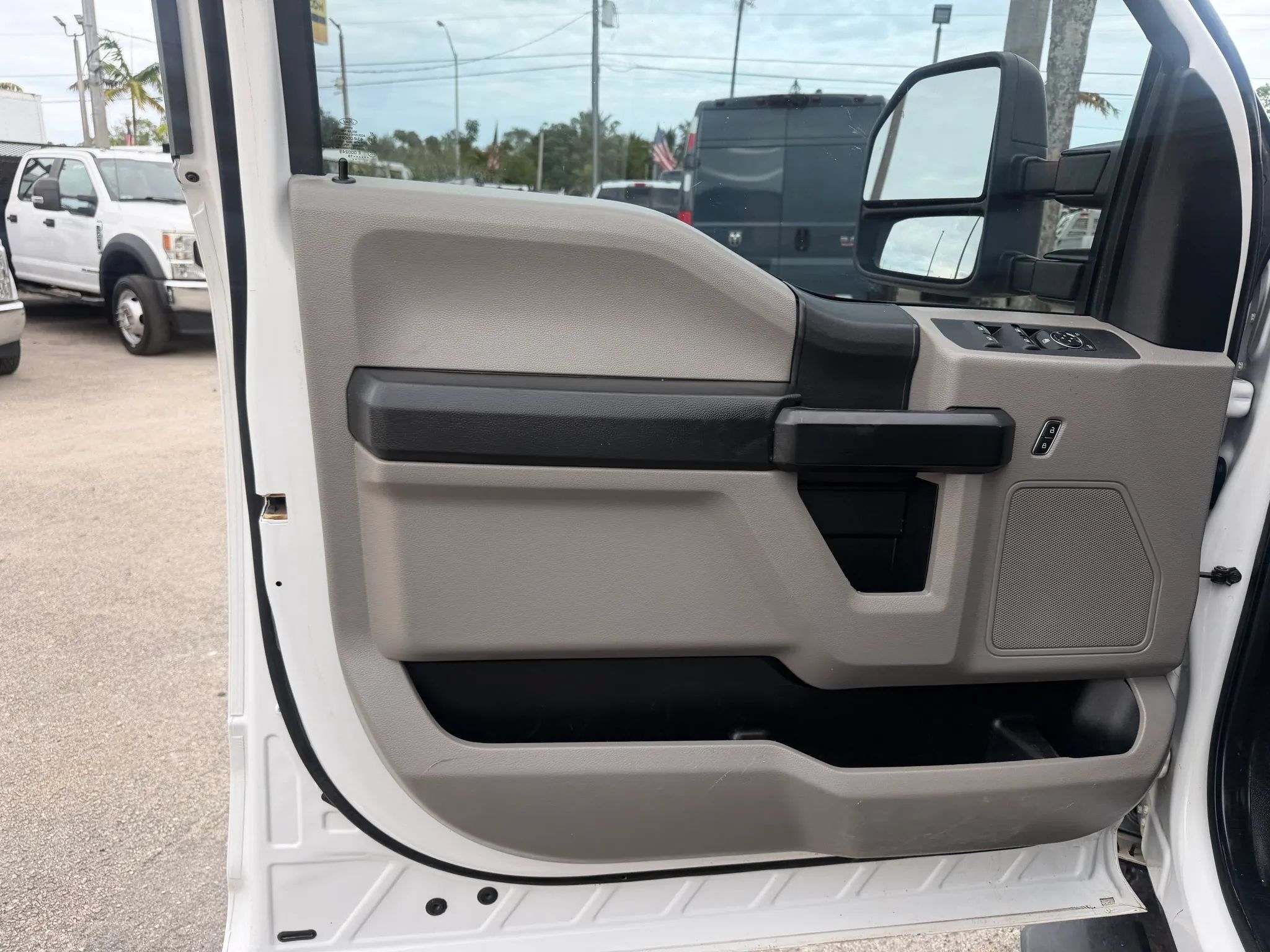 Used 2019 Ford F350 4x4 Crew Cab XL DRW w/ Power Equipment Group image 9