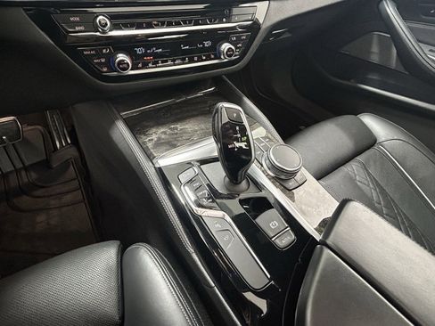 Used 2020 BMW M550i xDrive M550i xDrive w/ Executive Package image 21