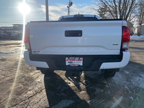 Used 2016 Toyota Tacoma TRD Sport image 4