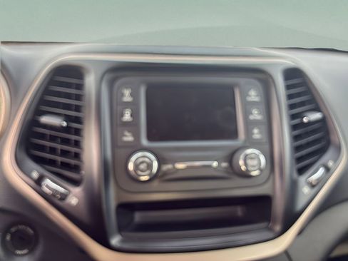 Used 2016 Jeep Cherokee Sport image 15