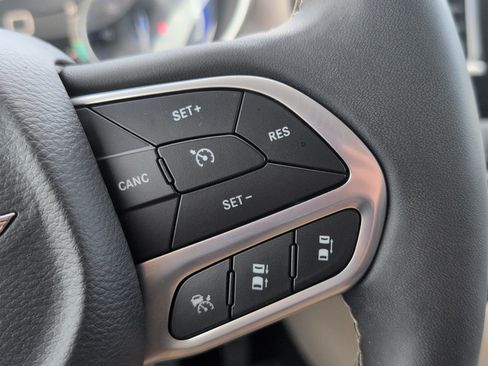 Used 2023 Chrysler Pacifica Touring-L FWD image 16