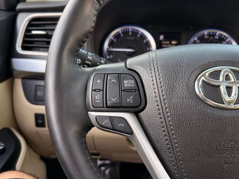 Used 2019 Toyota Highlander Limited Platinum FWD image 35
