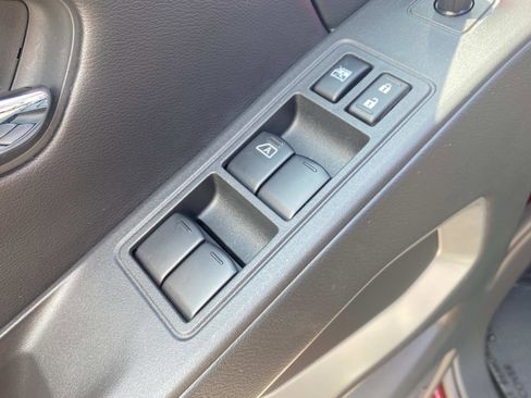 Used 2025 Nissan Frontier SV w/ SV Convenience Package image 12