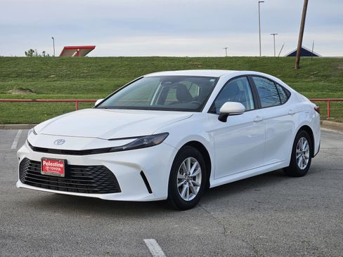Used 2025 Toyota Camry LE image 3