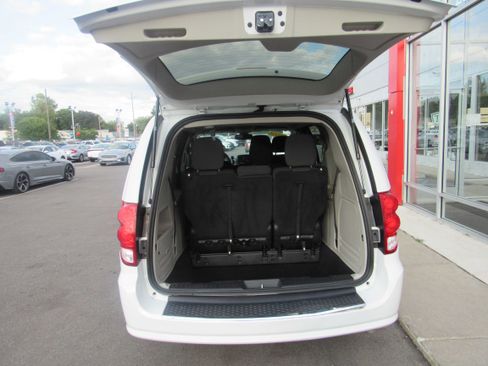 Used 2019 Dodge Grand Caravan SE FWD image 17