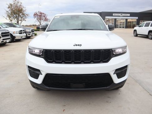 New 2025 Jeep Grand Cherokee Altitude image 9