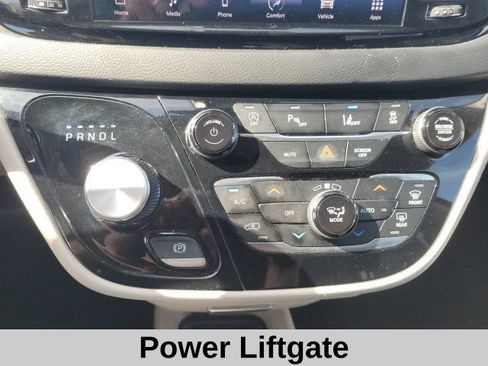 Used 2023 Chrysler Pacifica Touring-L FWD image 7