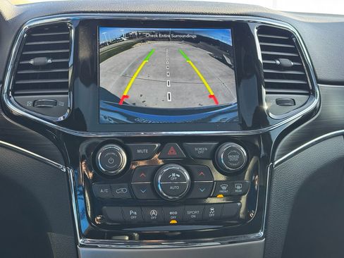 Used 2022 Jeep Grand Cherokee Limited image 23