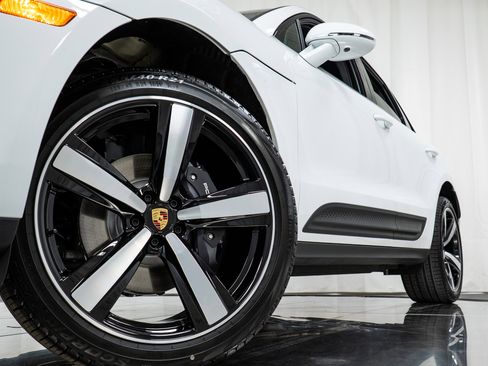 Used 2025 Porsche Macan image 30