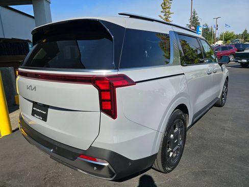Certified 2025 Kia Carnival SX FWD image 4