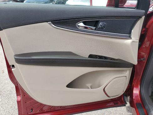 Used 2019 Lincoln Nautilus Select image 12