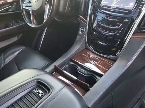 Used 2019 Cadillac Escalade ESV Premium Luxury image 5